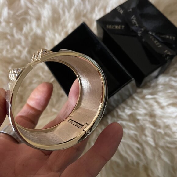 VICTORIAS SECRET 1.5" wide gold tone hinged cuff rhinestone bracelet/New in box - Picture 2 of 3